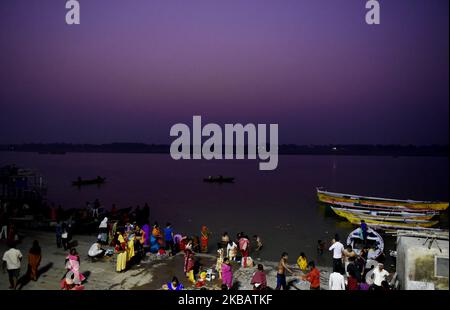 Tôt le matin, les dévotés hindous baignent dans un ghat de la rivière Ganga, le jour de Dev Deepawali à Varanasi, Inde, 12 novembre 2019. Dev Deepawali est le festival de Kartik Purnima, célébré à Varanasi, Inde. Il est célébré après 15 jours du festival Diwali. Les gens louent les lampes en terre sur tous les ghats de la rivière Ganga pendant le festival Dev Deepawali à Varanasi, Inde. (Photo par Indranil Aditya/NurPhoto) Banque D'Images