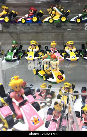 Les jouets Super Mario du personnage de jeu de Nintendo sont illustrés dans une boutique de Tokyo, au Japon, en 13 novembre 2019. Les personnages de Nintendo et les karts de la très populaire franchise Mario Kart ont été transformés en véritables véhicules de jouets moulés hautes performances. (Photo de Hitoshi Yamada/NurPhoto) Banque D'Images