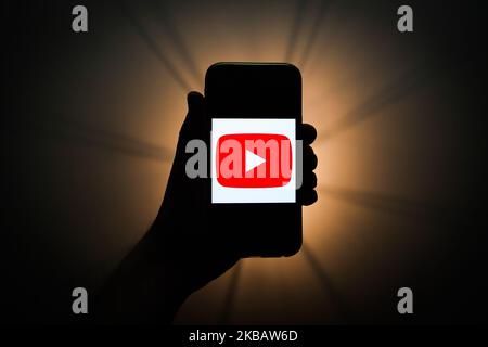 Le logo YouTube s'affiche sur l'écran d'un téléphone dans cette photo prise à Cracovie, en Pologne, sur 13 novembre 2019. (Photo de Jakub Porzycki/NurPhoto) Banque D'Images