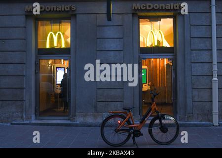 Une vue de Pyszne.pl vélo vue à l'extérieur de McDonald's dans la vieille ville de Cracovie. Mardi, 12 novembre 2019, à Cracovie, dans la petite Pologne Voïvodeship, Pologne. (Photo par Artur Widak/NurPhoto) Banque D'Images