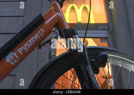 Une vue de Pyszne.pl vélo vue à l'extérieur de McDonald's dans la vieille ville de Cracovie. Mardi, 12 novembre 2019, à Cracovie, dans la petite Pologne Voïvodeship, Pologne. (Photo par Artur Widak/NurPhoto) Banque D'Images