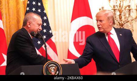 Le président turc Recep Tayyip Erdogan (L) tremble la main avec le président américain Donald Trump lors d’une conférence de presse conjointe à la suite de sa réunion à la Maison Blanche sur 13 novembre 2019 à Washington. (Photo de Selcuk Acar/NurPhoto) Banque D'Images