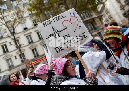 Les urgentistes et le personnel hospitalier ont de nouveau manifesté à Paris (France) sur 14 novembre 2019 pour la défense de l'hôpital public. Huit mois après le début de la grève d'urgence touchant 260 services, médecins, stagiaires et travailleurs de la santé exigent toujours de l'État un grand plan pour protéger l'hôpital public qui ouvrirait des lits et recruterait des enfants. Le personnel pour faire face à l'afflux de patients de plus en plus nombreux. (Photo par Estelle Ruiz/NurPhoto) Banque D'Images