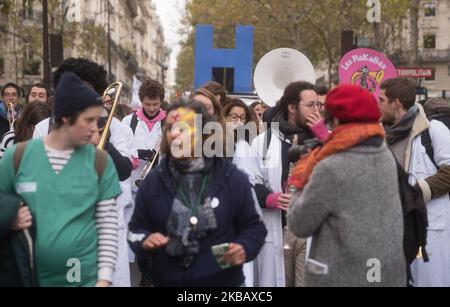 Les urgentistes et le personnel hospitalier ont de nouveau manifesté à Paris (France) sur 14 novembre 2019 pour la défense de l'hôpital public. Huit mois après le début de la grève d'urgence touchant 260 services, médecins, stagiaires et travailleurs de la santé exigent toujours de l'État un grand plan pour protéger l'hôpital public qui ouvrirait des lits et recruterait des enfants. Le personnel pour faire face à l'afflux de patients de plus en plus nombreux. (Photo par Estelle Ruiz/NurPhoto) Banque D'Images