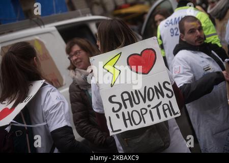 Les urgentistes et le personnel hospitalier ont de nouveau manifesté à Paris (France) sur 14 novembre 2019 pour la défense de l'hôpital public. Huit mois après le début de la grève d'urgence touchant 260 services, médecins, stagiaires et travailleurs de la santé exigent toujours de l'État un grand plan pour protéger l'hôpital public qui ouvrirait des lits et recruterait des enfants. Le personnel pour faire face à l'afflux de patients de plus en plus nombreux. (Photo par Estelle Ruiz/NurPhoto) Banque D'Images