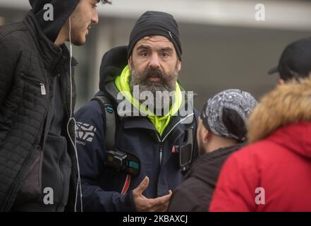 Jérôme Rodrigues, figure du mouvement des caisses jaunes, était présent lors de la manifestation pour la défense de l'hôpital public de 14 novembre 2019 à Paris, France. Huit mois après le début de la grève d'urgence touchant 260 services, médecins, stagiaires et travailleurs de la santé exigent toujours de l'État un grand plan pour protéger l'hôpital public qui ouvrirait des lits et recruterait des enfants. Le personnel pour faire face à l'afflux de patients de plus en plus nombreux. (Photo par Estelle Ruiz/NurPhoto) Banque D'Images