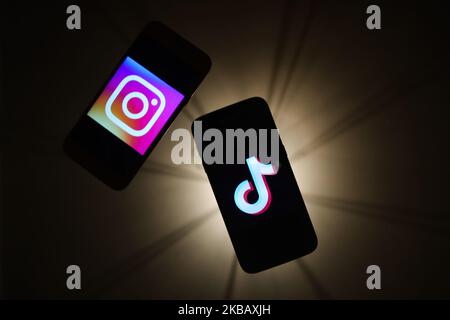 Les logos TikTok et Instagram sont affichés sur les écrans d'un téléphone dans cette photo d'illustration prise à Cracovie, en Pologne, sur 14 novembre 2019. (Photo de Jakub Porzycki/NurPhoto) Banque D'Images