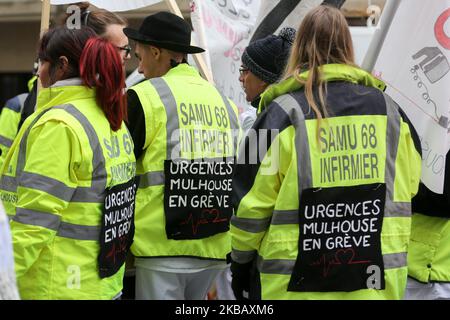 Des professionnels des hôpitaux publics français sont descendus dans les rues de Paris sur 14 novembre 2019 pour une autre journée d'action dans le cadre d'une journée nationale de protestation appelant à un « plan d'urgence pour les hôpitaux publics ». De nombreux secteurs des services hospitaliers, des services d'urgence ou de la SAMU ont marché pour demander plus de ressources financières pour accomplir leurs missions. (Photo de Michel Stoupak/NurPhoto) Banque D'Images