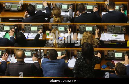 Les législateurs votent pour les amendements budgétaires lors de la session à Kiev, Ukraine, 14 novembre 2019. Les législateurs ukrainiens ont approuvé le budget de l'État pour 2020 avec un déficit de 2,09 pour cent du PIB du pays. (Photo par Sergii Kharchenko/NurPhoto) Banque D'Images