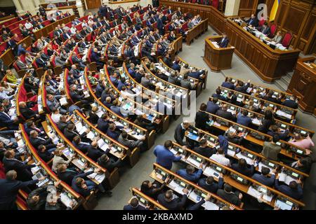 Les législateurs votent pour les amendements budgétaires lors de la session de la Verkhovna Rada à Kiev, Ukraine, 14 novembre 2019. Les législateurs ukrainiens ont approuvé le budget de l'État pour 2020 avec un déficit de 2,09 pour cent du PIB du pays. (Photo par Sergii Kharchenko/NurPhoto) Banque D'Images