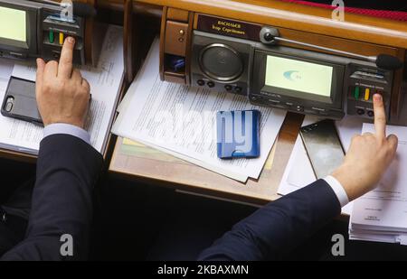 Les législateurs votent pour les amendements budgétaires lors de la session à Kiev, Ukraine, 14 novembre 2019. Les législateurs ukrainiens ont approuvé le budget de l'État pour 2020 avec un déficit de 2,09 pour cent du PIB du pays. (Photo par Sergii Kharchenko/NurPhoto) Banque D'Images