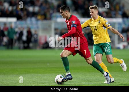 Cristiano Ronaldo (L), le joueur de football du Portugal, vit avec le milieu de terrain lituanien Vychintas Slivka lors du match de qualification de football de l'UEFA Euro 2020 du Groupe B entre le Portugal et la Lituanie au stade de l'Algarve à Faro, au Portugal, sur 14 novembre 2019. (Photo par Pedro Fiúza/NurPhoto) Banque D'Images