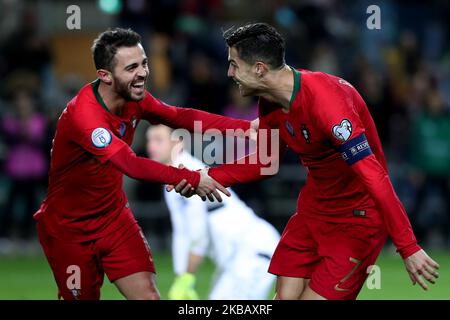 Cristiano Ronaldo (R ) célèbre avec Bernardo Silva, le joueur du Portugal, après avoir remporté son troisième but lors du match de qualification de football de l'UEFA Euro 2020 du Groupe B entre le Portugal et la Lituanie au stade de l'Algarve à Faro, au Portugal, sur 14 novembre 2019. (Photo par Pedro Fiúza/NurPhoto) Banque D'Images