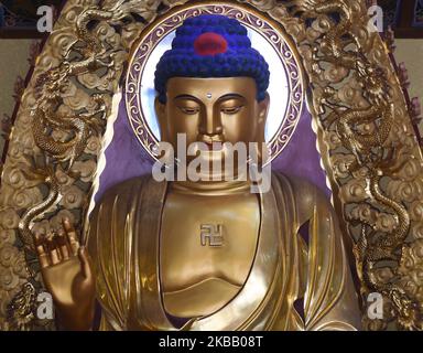 Vue sur la statue de Budda avec un symbole de la croix gammée, vue à l'intérieur du temple de Putuo. La swastika est considérée comme symbolisant les empreintes du Bouddha. C'est un symbole aniconique pour le Bouddha dans de nombreuses parties de l'Asie. La forme symbolise le cyclisme éternel, un thème trouvé dans la doctrine samsara du bouddhisme. Vendredi, 20 octobre 2019, dans la zone pittoresque de Nongla, comté de Mashan, région de Guangxi, Chine. (Photo par Artur Widak/NurPhoto) Banque D'Images