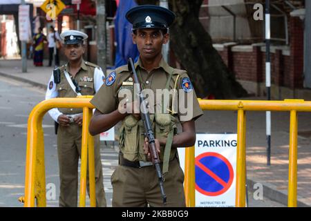 Un policier sri-lankais tient des gardes près d'un centre de vote dans la capitale Colombo le 15 novembre 2019, un jour avant le scrutin présidentiel qui aura lieu à 16 novembre. (Photo d'Akila Jayawardana/NurPhoto) Banque D'Images