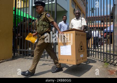 Un policier sri-lankais tient des gardes près d'un centre de vote dans la capitale Colombo le 15 novembre 2019, un jour avant le scrutin présidentiel qui aura lieu à 16 novembre. (Photo d'Akila Jayawardana/NurPhoto) Banque D'Images