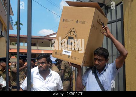Un policier sri-lankais tient des gardes près d'un centre de vote dans la capitale Colombo le 15 novembre 2019, un jour avant le scrutin présidentiel qui aura lieu à 16 novembre. (Photo d'Akila Jayawardana/NurPhoto) Banque D'Images