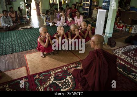 Les moines novices prient lors d'une cérémonie de noviciation à Magway, dans la région centrale du Myanmar, le 14 novembre 2019. La cérémonie de noviciation est l'un des événements religieux les plus importants pour le peuple bouddhiste. C'est une cérémonie pour les jeunes garçons, généralement de moins de 20 ans, de faire leurs services au bouddhisme et de vivre la vie d'un moine pendant une semaine ou plus. En même temps, les jeunes filles ( habituellement une sœur du novice-à-être ) ont également une cérémonie de perçage d'oreilles. (Photo de Shwe Paw Mya Tin/NurPhoto) Banque D'Images