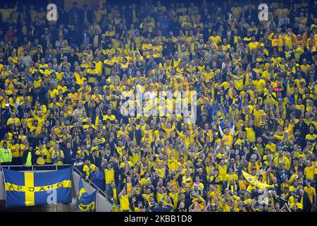 Fans de Suède pendant le qualifications Euro 2020 de l'UEFA entre la Roumanie et la Suède à l'Arena Nationala sur 15 novembre 2019 à Bucarest, Roumanie. (Photo par Alex Nicodim/NurPhoto) Banque D'Images