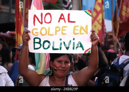 Les résidents boliviens en Argentine, les organisations sociales et les militants de gauche protestent devant l'ambassade bolivienne à Buenos Aires, en Argentine, le 15 novembre 2019, contre le coup d'État en Bolivie (photo de Carol Smiljan/NurPhoto) Banque D'Images