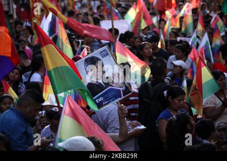 Les résidents boliviens en Argentine, les organisations sociales et les militants de gauche protestent devant l'ambassade bolivienne à Buenos Aires, en Argentine, le 15 novembre 2019, contre le coup d'État en Bolivie (photo de Carol Smiljan/NurPhoto) Banque D'Images