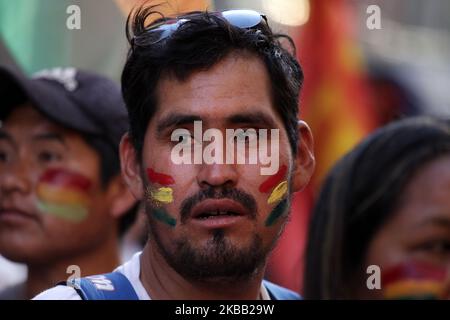Les résidents boliviens en Argentine, les organisations sociales et les militants de gauche protestent devant l'ambassade bolivienne à Buenos Aires, en Argentine, le 15 novembre 2019, contre le coup d'État en Bolivie (photo de Carol Smiljan/NurPhoto) Banque D'Images