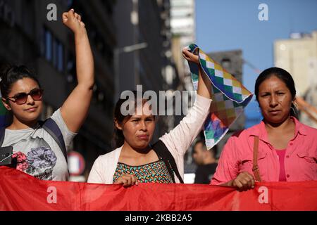 Les résidents boliviens en Argentine, les organisations sociales et les militants de gauche protestent devant l'ambassade bolivienne à Buenos Aires, en Argentine, le 15 novembre 2019, contre le coup d'État en Bolivie (photo de Carol Smiljan/NurPhoto) Banque D'Images
