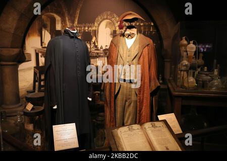Les costumes d'un film de Harry Potter sont vus lors de l'ouverture de Harry Potter : l'exposition à Lisbonne, Portugal, sur 16 novembre 2019. Les accessoires, costumes et décors de films originaux des films Harry Potter seront exposés de 16 novembre à 8 avril 2020 à Lisbonne. (Photo par Pedro Fiúza/NurPhoto) Banque D'Images