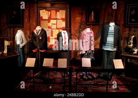 Les costumes d'un film de Harry Potter sont vus lors de l'ouverture de Harry Potter : l'exposition à Lisbonne, Portugal, sur 16 novembre 2019. Les accessoires, costumes et décors de films originaux des films Harry Potter seront exposés de 16 novembre à 8 avril 2020 à Lisbonne. (Photo par Pedro Fiúza/NurPhoto) Banque D'Images