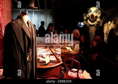 Les visiteurs assistent à l'ouverture de Harry Potter : l'exposition à Lisbonne, Portugal, sur 16 novembre 2019. Les accessoires, costumes et décors de films originaux des films Harry Potter seront exposés de 16 novembre à 8 avril 2020 à Lisbonne. (Photo par Pedro Fiúza/NurPhoto) Banque D'Images