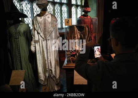 Un visiteur assiste à l'ouverture de Harry Potter : l'exposition à Lisbonne, Portugal, sur 16 novembre 2019. Les accessoires, costumes et décors de films originaux des films Harry Potter seront exposés de 16 novembre à 8 avril 2020 à Lisbonne. (Photo par Pedro Fiúza/NurPhoto) Banque D'Images