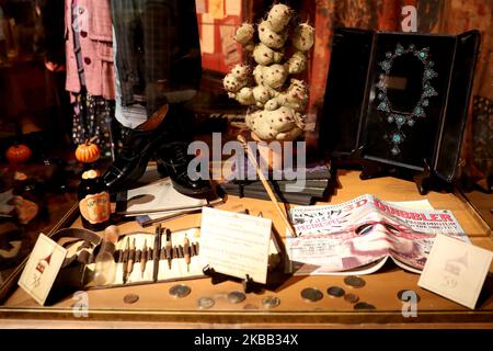Les props d'un film Harry Potter sont vus lors de l'ouverture de Harry Potter : l'exposition à Lisbonne, Portugal, sur 16 novembre 2019. Les accessoires, costumes et décors de films originaux des films Harry Potter seront exposés de 16 novembre à 8 avril 2020 à Lisbonne. (Photo par Pedro Fiúza/NurPhoto) Banque D'Images
