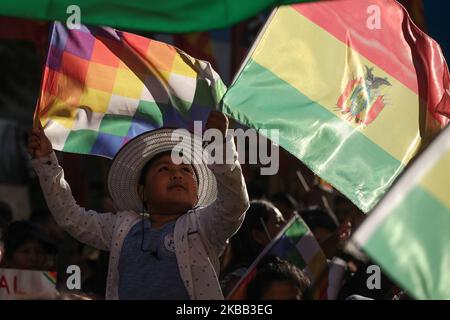 Les résidents boliviens en Argentine, les organisations sociales et les militants de gauche protestent devant l'ambassade bolivienne à Buenos Aires, en Argentine, le 15 novembre 2019 contre le coup d'État en Bolivie (photo de Carol Smiljan/NurPhoto) Banque D'Images