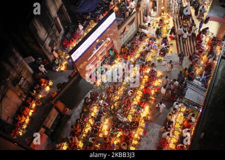 Les dévotés hindous s'assoient avec des protremps et prient Dieu à un temple lors du festival religieux Kartik Brati , également connu sous le nom de Rakher Upobash à Dhaka, au Bangladesh, le 16 novembre 2019. (Photo de Syed Mahamudur Rahman/NurPhoto) Banque D'Images