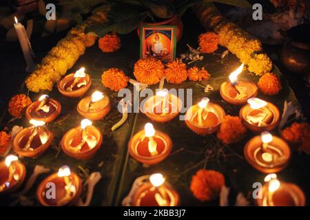 Les dévotés hindous s'assoient avec des protremps et prient Dieu à un temple lors du festival religieux Kartik Brati , également connu sous le nom de Rakher Upobash à Dhaka, au Bangladesh, le 16 novembre 2019. (Photo de Syed Mahamudur Rahman/NurPhoto) Banque D'Images