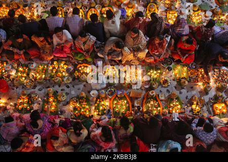 Les dévotés hindous s'assoient avec des protremps et prient Dieu à un temple lors du festival religieux Kartik Brati , également connu sous le nom de Rakher Upobash à Dhaka, au Bangladesh, le 16 novembre 2019. (Photo de Syed Mahamudur Rahman/NurPhoto) Banque D'Images