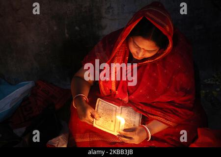 Les dévotés hindous s'assoient avec des protremps et prient Dieu à un temple lors du festival religieux Kartik Brati , également connu sous le nom de Rakher Upobash à Dhaka, au Bangladesh, le 16 novembre 2019. (Photo de Syed Mahamudur Rahman/NurPhoto) Banque D'Images