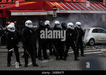 Des policiers de la brigade BRAV-M observent les scènes d'émeute et se préparent à intervenir samedi, 16 novembre 2019, lorsque la manifestation anniversaire de la fête des Vistes jaunes a eu lieu à Paris pour la première année du mouvement. Une manifestation majeure devait avoir lieu entre la place d'Italie et la Gare du Nord, mais après des scènes de violence entre le Bloc Noir et la police, la préfecture a annulé la marche, qui a donné lieu à des scènes de chaos. (Photo de Samuel Boivin/NurPhoto) Banque D'Images