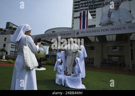 Une religieuse catholique thaïlandaise prendre une photo près de la statue du Pape François est exposé à l'hôpital Saint Louis à Bangkok, Thaïlande, 17 novembre 2019. (Photo par Anusak Laowilas/NurPhoto) Banque D'Images