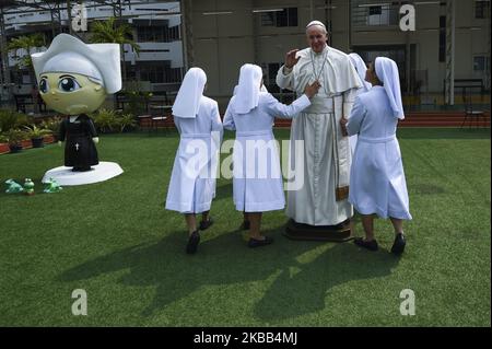 Une statue du Pape François est exposée à l'hôpital Saint Louis de Bangkok, Thaïlande, 17 novembre 2019. (Photo par Anusak Laowilas/NurPhoto) Banque D'Images