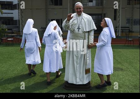 Une statue du Pape François est exposée à l'hôpital Saint Louis de Bangkok, Thaïlande, 17 novembre 2019. (Photo par Anusak Laowilas/NurPhoto) Banque D'Images