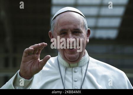 Une statue du Pape François est exposée à l'hôpital Saint Louis de Bangkok, Thaïlande, 17 novembre 2019. (Photo par Anusak Laowilas/NurPhoto) Banque D'Images