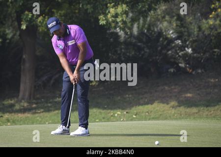 Shiv Kapur en Inde joue un coup lors du tournoi de golf Panasonic Indian Open à Gurgaon sur 17 novembre 2019. (Photo par Indraneel Chowdhury/NurPhoto) Banque D'Images