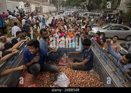 Les gens se rassemblent pour acheter l'oignon comme prix de subvention à Dhaka, Bangladesh sur 17 novembre 2019. Le prix de l'oignon a atteint un sommet record avec $3 USD le kilogramme, soit dix fois plus que son prix il y a sept mois. Pour répondre à la forte demande d'oignons, la Trading Corporation du Bangladesh (TCB) a vendu des oignons à un prix subventionné à Dhaka. (Photo de Zakir Hossain Chowdhury/NurPhoto) Banque D'Images