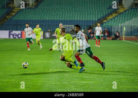 Wanderson (R) de Bulgarie vies Pavel Kaderabek de la République tchèque, pendant l'UEFA EURO 2020 qualifications Bulgarie / République tchèque derrière des portes fermées au stade national Vasil Levski, Sofia, Bulgarie sur 17 novembre 2019 (photo de Hristo Rusev/NurPhoto) Banque D'Images