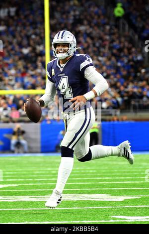 Le quarterback des Dallas Cowboys Dak Prescott (4) joue le ballon pendant la première moitié d'un match de football de la NFL contre les Dallas Cowboys à Detroit, Michigan, États-Unis, dimanche, 17 novembre 2019. (Photo par Amy Lemus/NurPhoto) Banque D'Images
