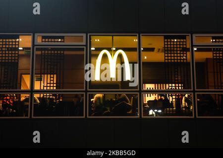 Le logo McDonald's est visible sur le restaurant de Varsovie, en Pologne, sur 11 novembre 2019. (Photo de Jakub Porzycki/NurPhoto) Banque D'Images