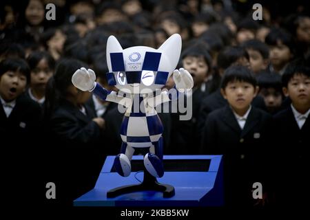 Les écoliers posent pour une photo avec la mascotte de type robot Miraitowa des Jeux Olympiques de Tokyo en 2020 lors d'une cérémonie à l'école élémentaire Hoyonomori à Tokyo sur 18 novembre 2019. (Photo par Alessandro Di Ciommo/NurPhoto) Banque D'Images