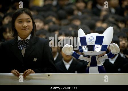 Les écoliers posent pour une photo avec la mascotte de type robot Miraitowa des Jeux Olympiques de Tokyo en 2020 lors d'une cérémonie à l'école élémentaire Hoyonomori à Tokyo sur 18 novembre 2019. (Photo par Alessandro Di Ciommo/NurPhoto) Banque D'Images