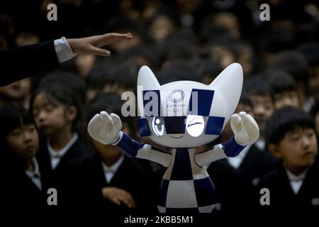 Les écoliers posent pour une photo avec la mascotte de type robot Miraitowa des Jeux Olympiques de Tokyo en 2020 lors d'une cérémonie à l'école élémentaire Hoyonomori à Tokyo sur 18 novembre 2019. (Photo par Alessandro Di Ciommo/NurPhoto) Banque D'Images